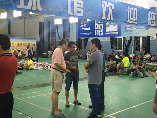 （27）9月15日晚在林百欣科技中專室內(nèi)庇護(hù)場(chǎng)所的區(qū)政府副區(qū)長(zhǎng)陳永雙和區(qū)民政局局長(zhǎng)林量