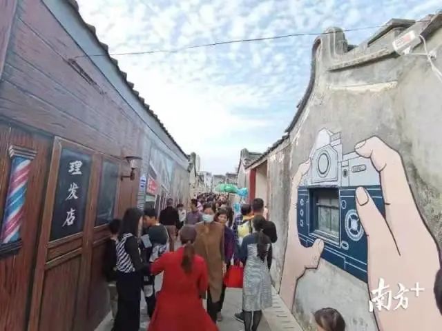 十一合村引來眾多市民游客打卡。 圖片