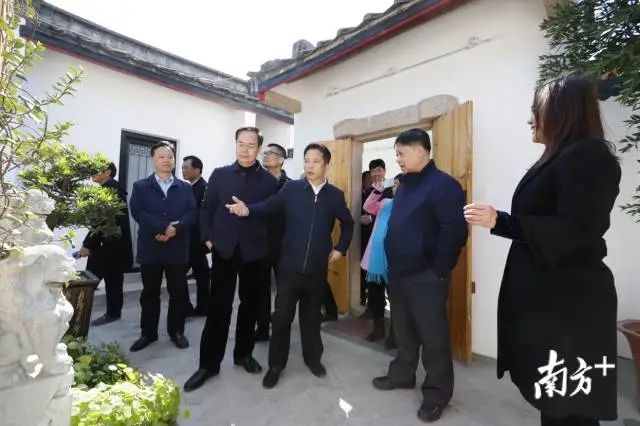 汕頭市領導陳武南、龍湖區領導林定亮等參觀十一合村庭院。 圖片