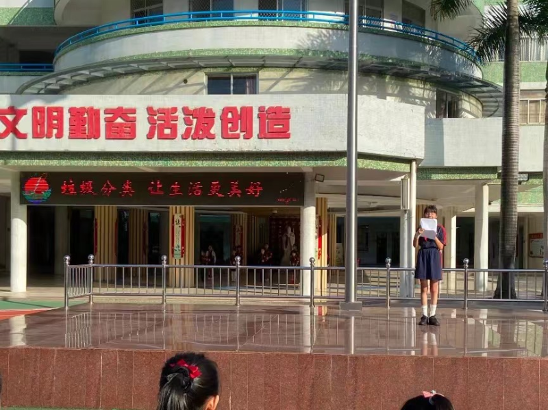 1. 國旗下演講發(fā)出垃圾分類倡議.jpg