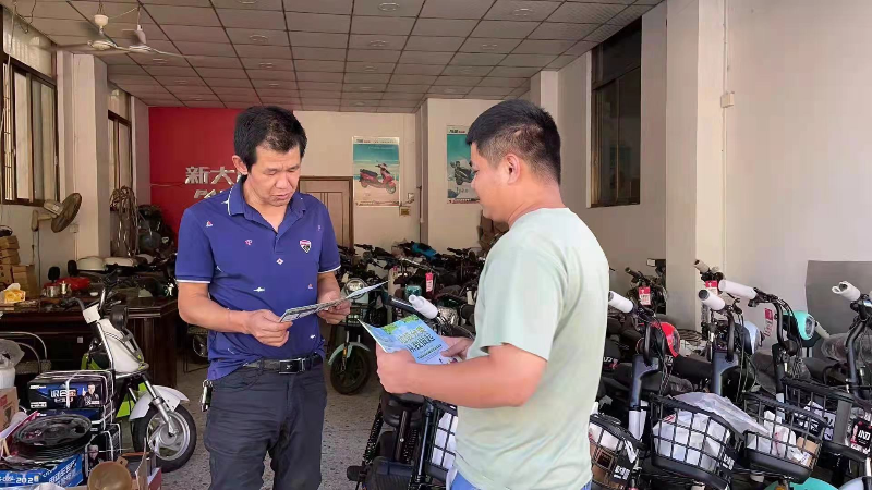 5. 龍華街道下蔡村兩委村干部發(fā)放垃圾分類宣傳手冊.jpg