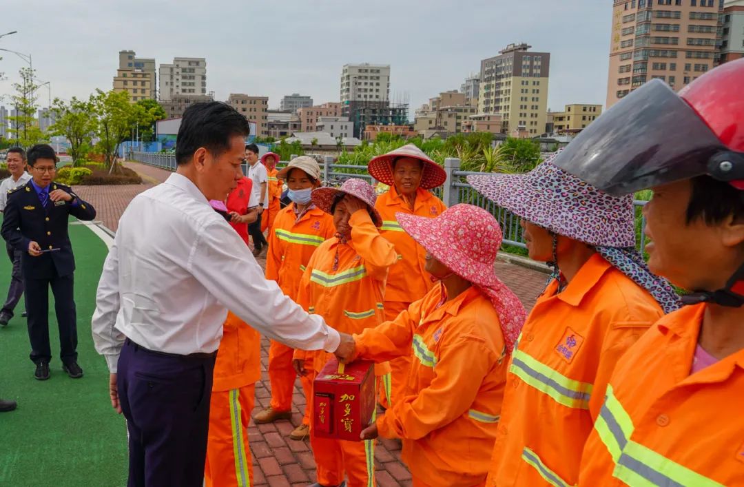 國家稅務總局 人力資源社會保障部 國務院扶貧辦教育部關(guān)于實施支持和促進重點群體創(chuàng)業(yè)就業(yè)有關(guān)稅收政策具體操作問題的公告_頁面_03.jpg